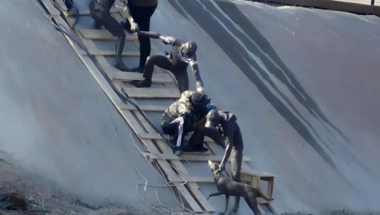 Bir Patinin Kurtuluşu, Bir Şehrin Sembolü: Sayran’ın ‘İnsan Zinciri’ Heykelleşti…